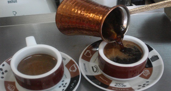 ثلاثيني ينافس المقاهي ويقدم قهوة بنكهة &#8221; الشيشة &#8220;