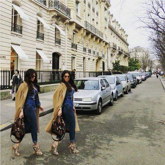 هيفاء وهبي وتوأمتها يتجولان فى شوارع باريس