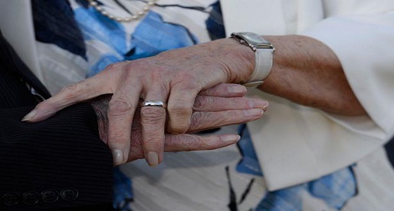بالصور..افترقا في سن المراهقة والتقيا بعد 70 عاما فقررا الزواج