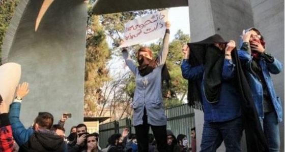 الحرس الثوري يعتقل طلاب في جامعة طهران