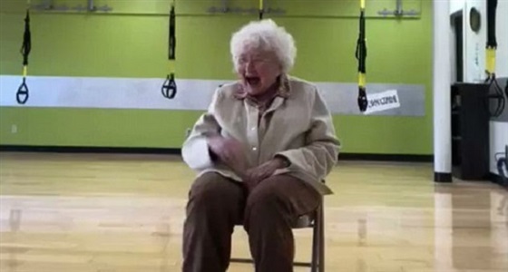 بالفيديو.. عجوز تتعدى الـ 90 عاما تشعل مواقع التواصل برقصها