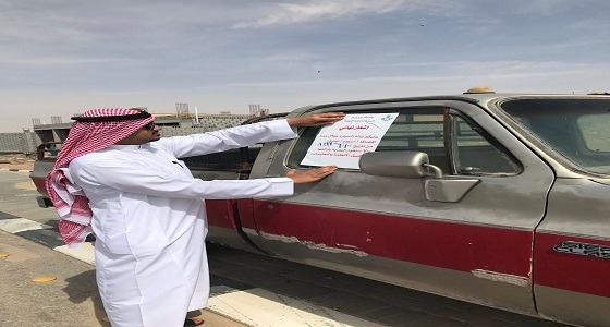 بالصور.. بلدية عين دار تضع ملصقات على 50 سيارة تالفة