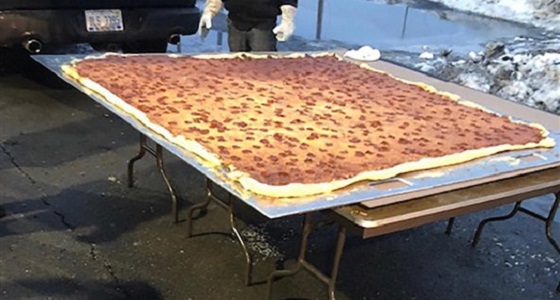 بالصور.. رقم قياسي لتوصيل أطول بيتزا في العالم تزن 19 كيلو جرام