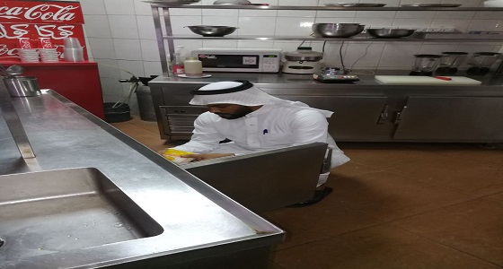 إيقاف العمالة وإتلاف مواد غذائية في أحد مطاعم شرق الدمام