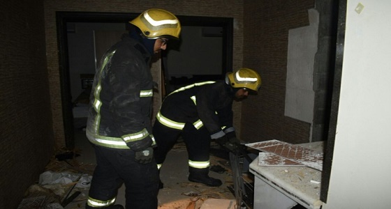 بالصور.. مدني &#8221; بريدة &#8221; يباشرون حادث انفجار مياه داخل شقة
