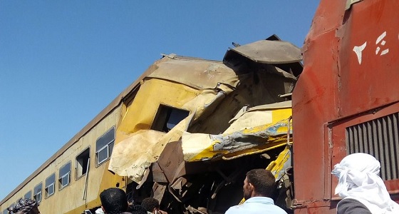 بالصور.. مقتل وإصابة العشرات بحادث تصادم قطارين في مصر