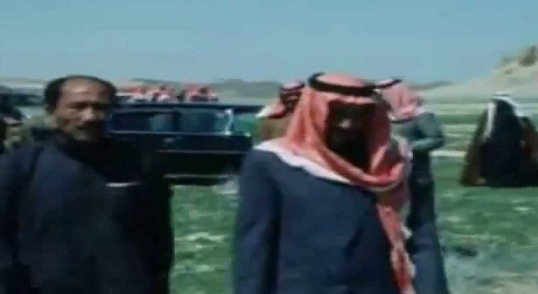 فيديو نادر للملك ” خالد ” بصحبة ” السادات ” في رحلة صيد عام 1976م