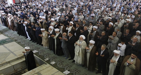 النظام الإيراني يفصل المواطنين عن المسؤولين في الصلاة لدواعِ أمنية