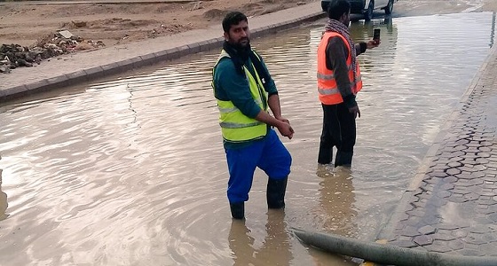 بالصور.. سحب مياه الأمطار والتجمعات في القريات