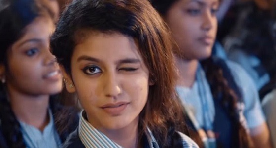 بالفيديو.. قصة فتاة هندية سحرت العالم ببراءة غمزة عينيها
