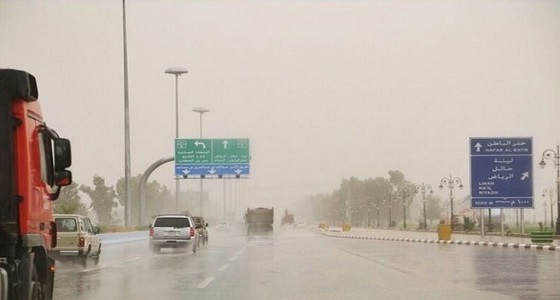 هطول أمطار على رفحاء ومدينة السيح بالخرج