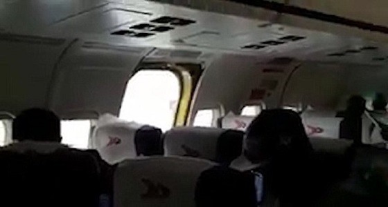 بالفيديو.. سقوط باب طائرة.. والشركة تتهم الركاب بالعبث