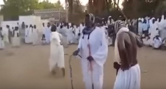 بالفيديو.. جلد العريس بالسوط لإتمام الزواج في السودان