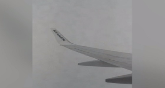 بالفيديو.. راكب يوثق لحظة ضرب طائرة بصاعقة برق قوية