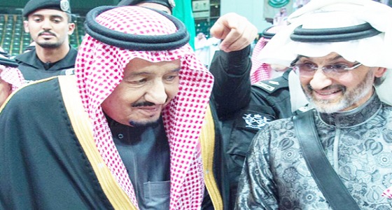 الوليد بن طلال يحتفي بصورته مع الملك سلمان