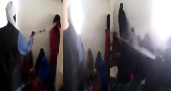 بالفيديو.. شيخ يدعي غسل النساء من الذنوب بالضرب ورش المياه