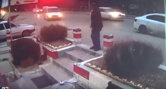 بالفيديو.. لحظة وفاة رجل خرج من مطعم ليدخن