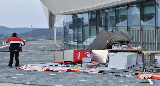 بالصور.. فوضى شديدة في أولمبياد الشتاء بسبب الرياح