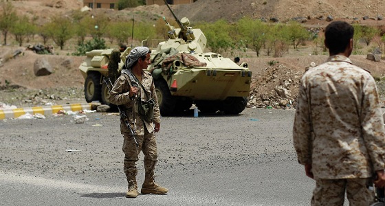 الجيش اليمني يقصف مواقع للحوثي ويسيطر على تلال بـ ” الحول “