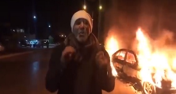بالفيديو.. &#8221; أردني &#8221; يشعل النار بسيارته لارتفاع أسعار الوقود