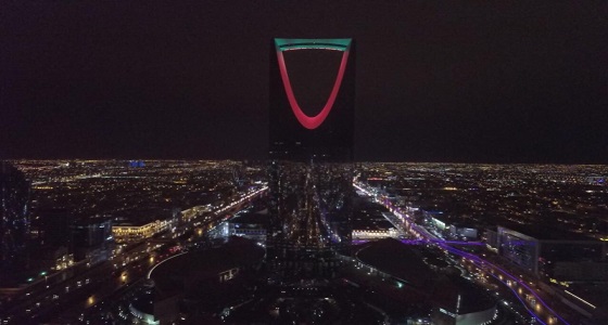 شاهد.. برج المملكة يتزين في اليوم الوطني للكويت