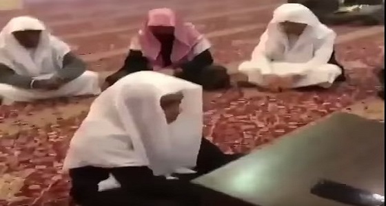 بالفيديو.. شاب يدخل في نوبة بكاء فرحا بعد إتمامه حفظ القرآن الكريم
