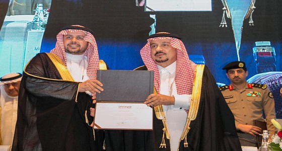 أمير الرياض يكرم الدوسري خلال افتتاح ملتقى المرصد الحضري