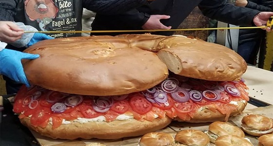 بالصور.. أضخم شطيرة خبز في العالم