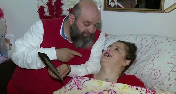 بالفيديو.. الحب والتضحية دواء لبناني وزوجته المريضة