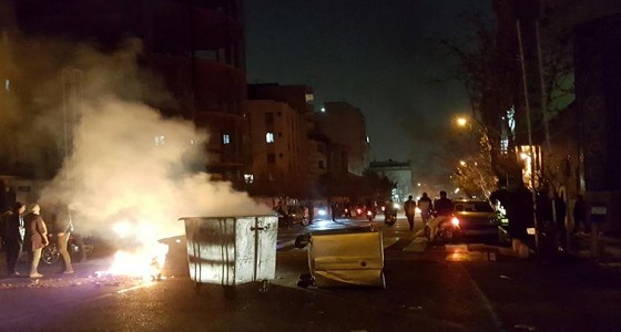 الإيرانيون يهتفون: ” الموت للدكتاتور “