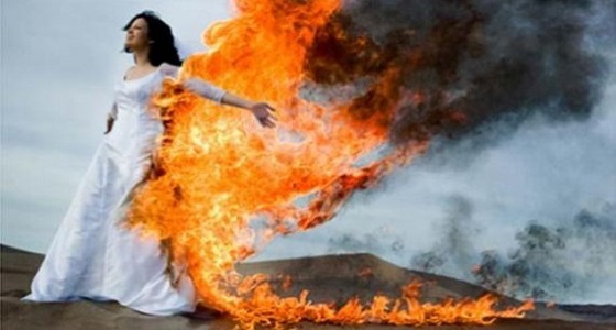 طبيب يشعل النيران في زوجته
