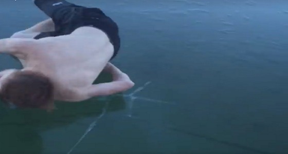 بالفيديو.. سقوط شاب حاول القفز في حمام سباحة