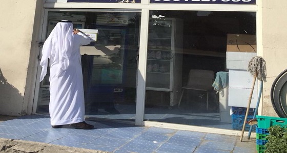 ” أمانة نجران ” تغلق محل دواجن لوجود مخالفات صحية