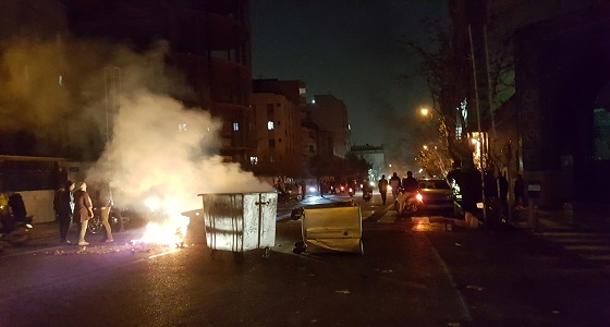 بالفيديو.. اشتباكات بين الحرس الثوري والمتظاهرين بإيران