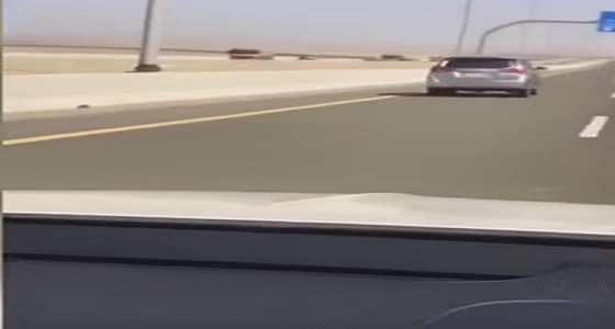 بالفيديو.. سيارة تابعة لـ &#8221; ساهر &#8221;  تتجاوز السرعة النظامية مهددة حياة الآخرين