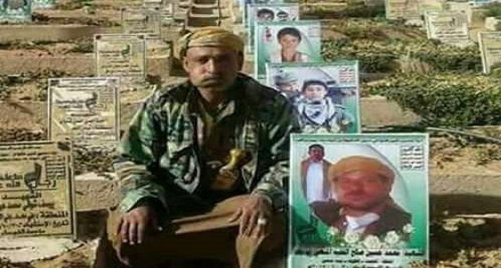 الحوثيون يعبثون بقتلاهم.. دفن مسلح حي