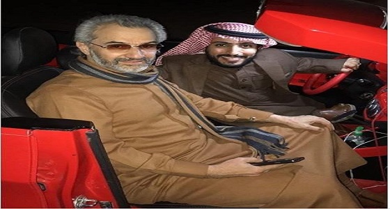 بالفيديو.. الوليد بن طلال برفقة &#8221; الربع &#8221; داخل سيارته الجديدة