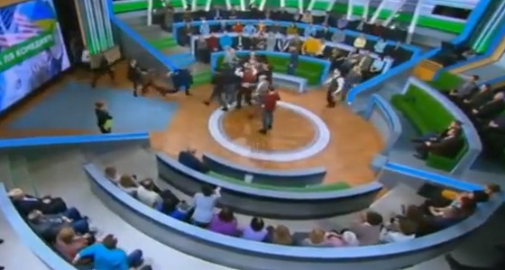 بالفيديو.. مشاجرة بالأيدي في برنامج تليفزيوني على الهواء