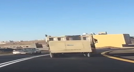 بالفيديو.. شاحنة على طريق ” بني مالك ” كادت أن تتسبب في كارثة