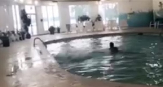 بالفيديو.. رد فعل صادم لشاب غرق صديقه أمامه بحمام السباحة