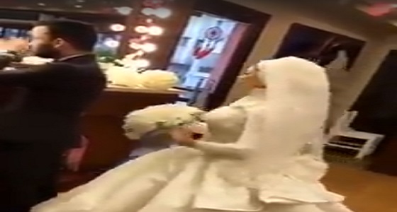 بالفيديو.. رد فعل عريس رأى عروسه بالفستان الأبيض