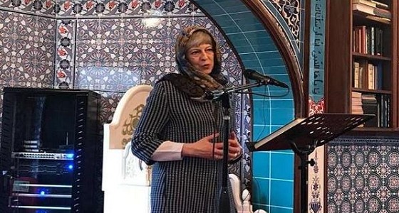 بالصور.. رئيسة وزراء بريطانيا بـ ” الحجاب ” في مسجد بباركشير