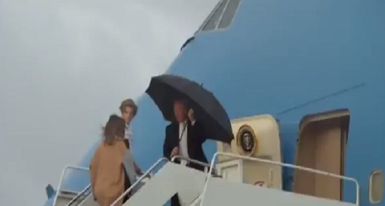 بالفيديو.. ” ترامب ” يترك زوجته وابنه خلفه تحت المطر