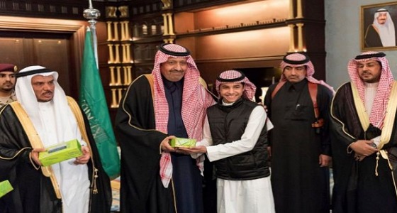 ” أمير الباحة ” يقدم مكافآت تشجيعية لـ 24 طالب وطالبة