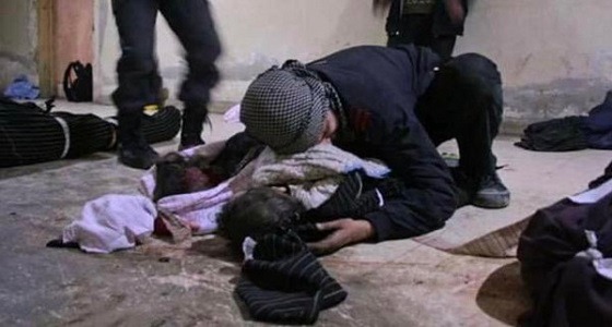 جحيم على الأرض.. عناق أب لجثة طفله وصراخه يهزون أرجاء الغوطة الشرقية