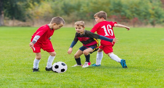 لعب كرة القدم والتنس تقوى عظام طفلك