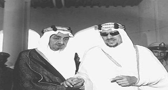بالصور.. الملك سعود في مشهد يشوبه الود مع الملك فيصل رحمهما الله