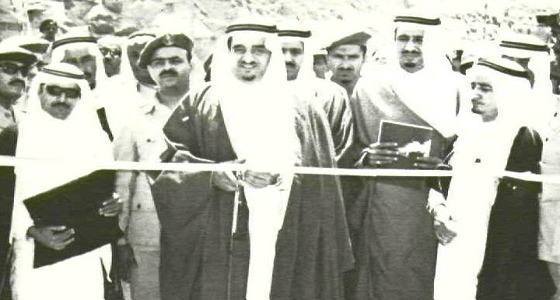 صورة نادرة للأمير فهد بن عبد العزيز بحفل افتتاح سد جيزان