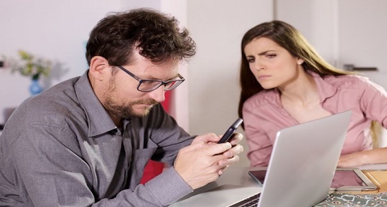 طرق وأساليب للتعامل مع خيانة زوجك على الإنترنت