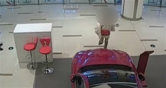 بالفيديو.. فتاة تحطم سيارة &#8221; ألفا روميو &#8221; بكعب حذائها